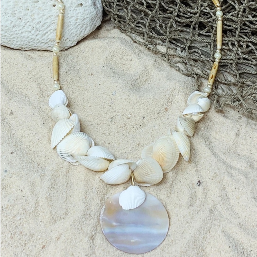 MO’OREA Conch Necklace - Picture 2 of 3